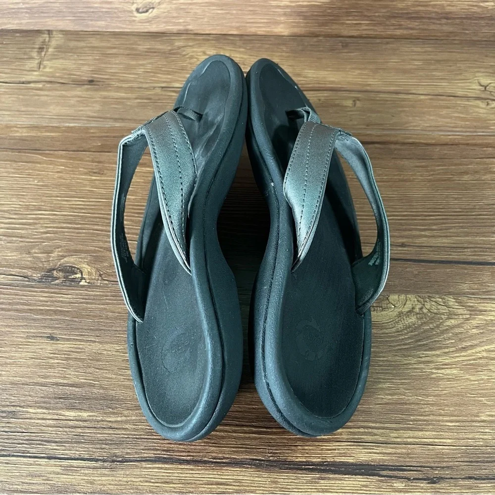 OLUKAI ‘Ohana’ Silver Flip Flops Sandals Women’s Size‎ 6 Shoes